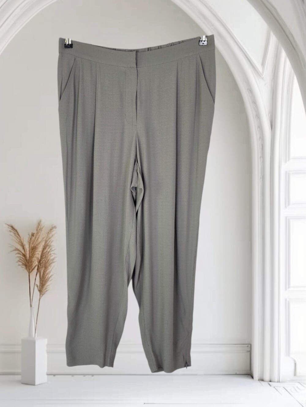 Eileen Fisher 100% Silk Gray High Waisted Pleated Crop Pants Size Medium NWT